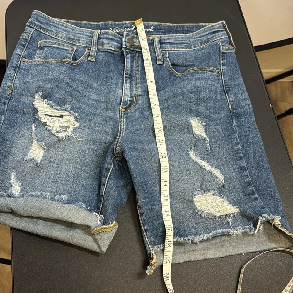 Universal Threads Cut off shorts. Size 14/32R. Stretchy material.